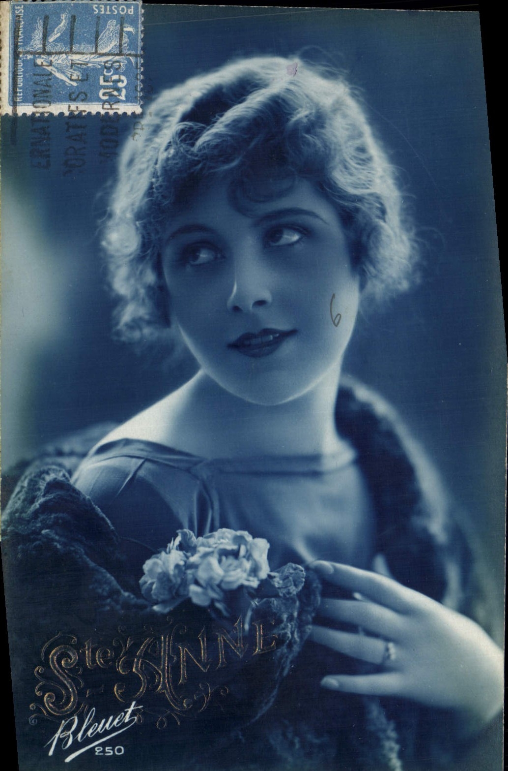 Stéphanie Anne — Portrait féminin en bleu — Bleuet n°250