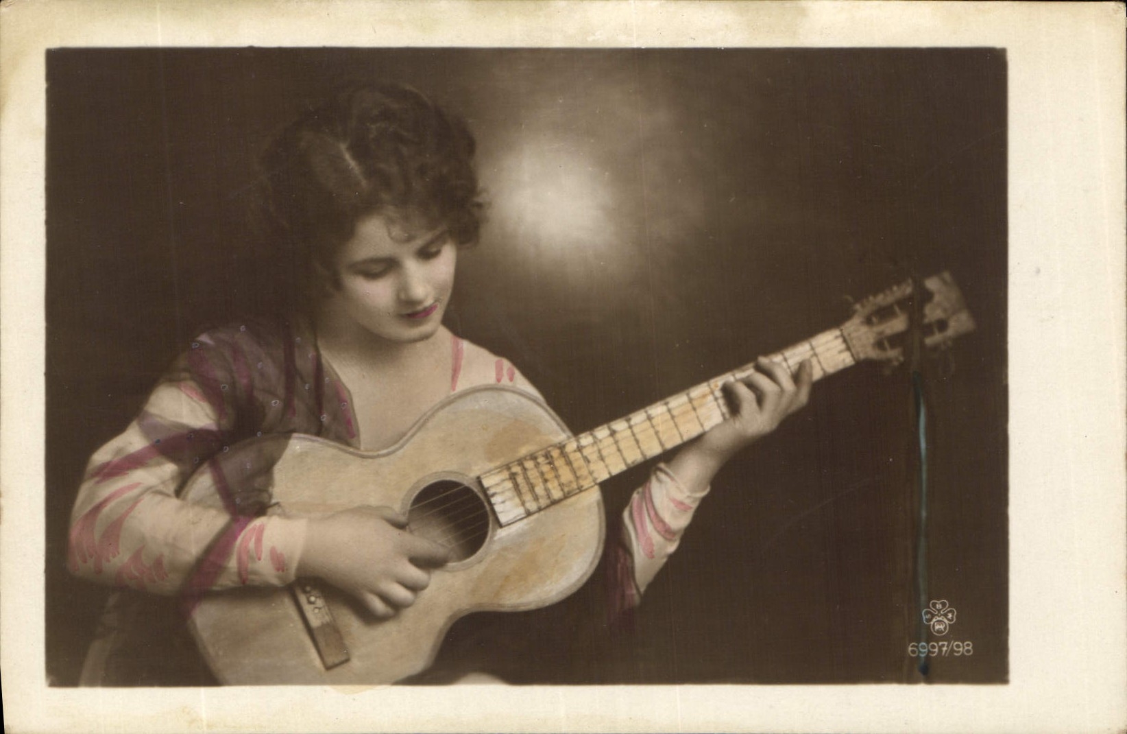 CPA Femme Guitare