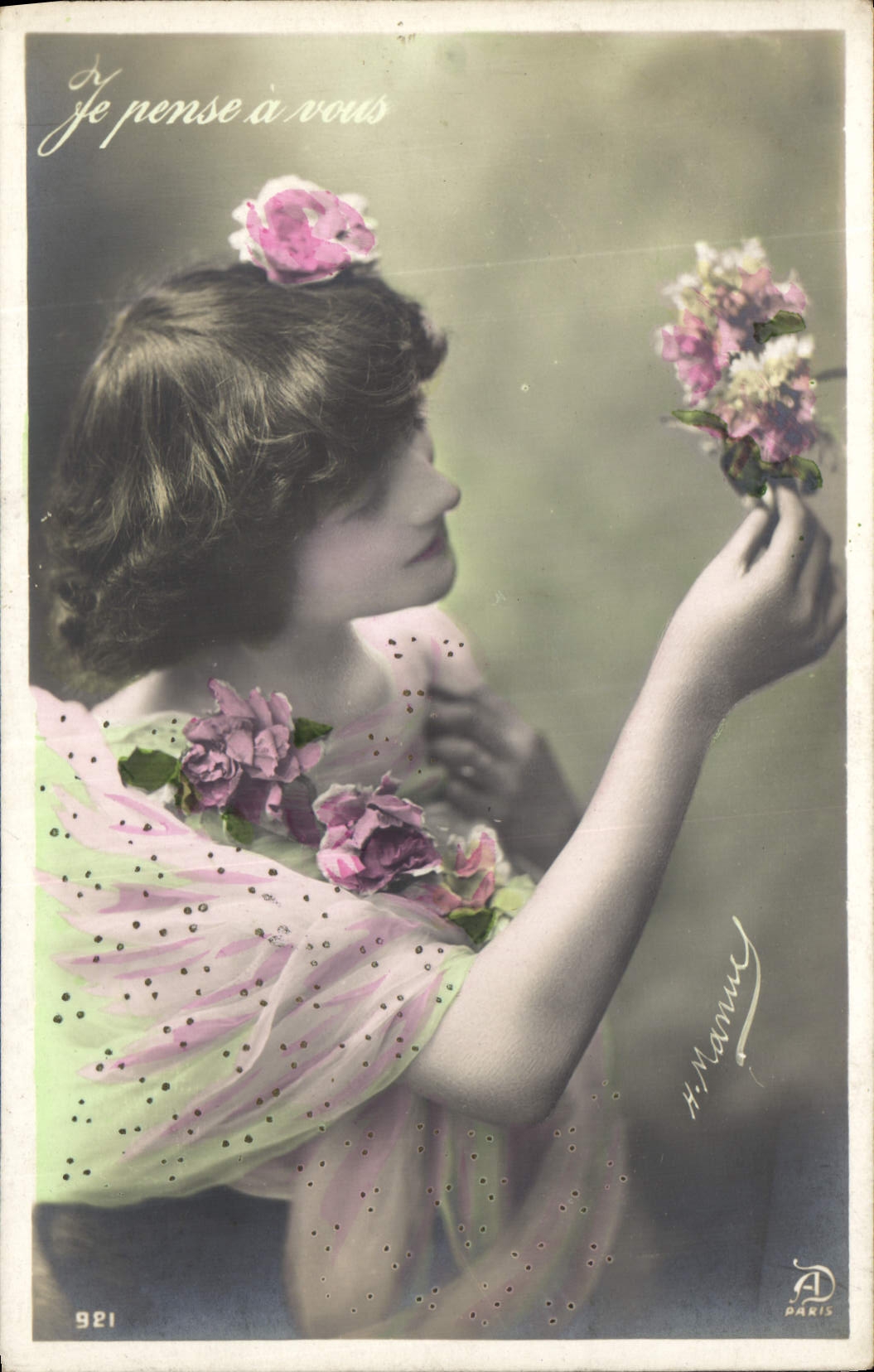 Femme en robe à pois tenant des fleurs — H. Nannu, Paris, n° 921
