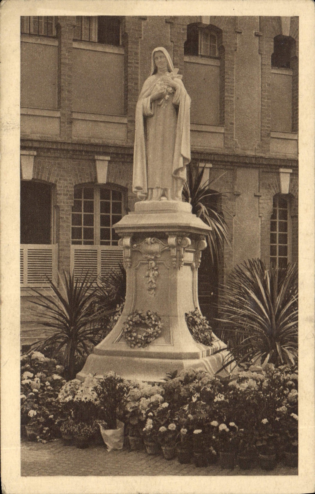 Statue de Sainte Thérèse de l'Enfant-Jésus — Carmel de Lisieux — éditeur non visible