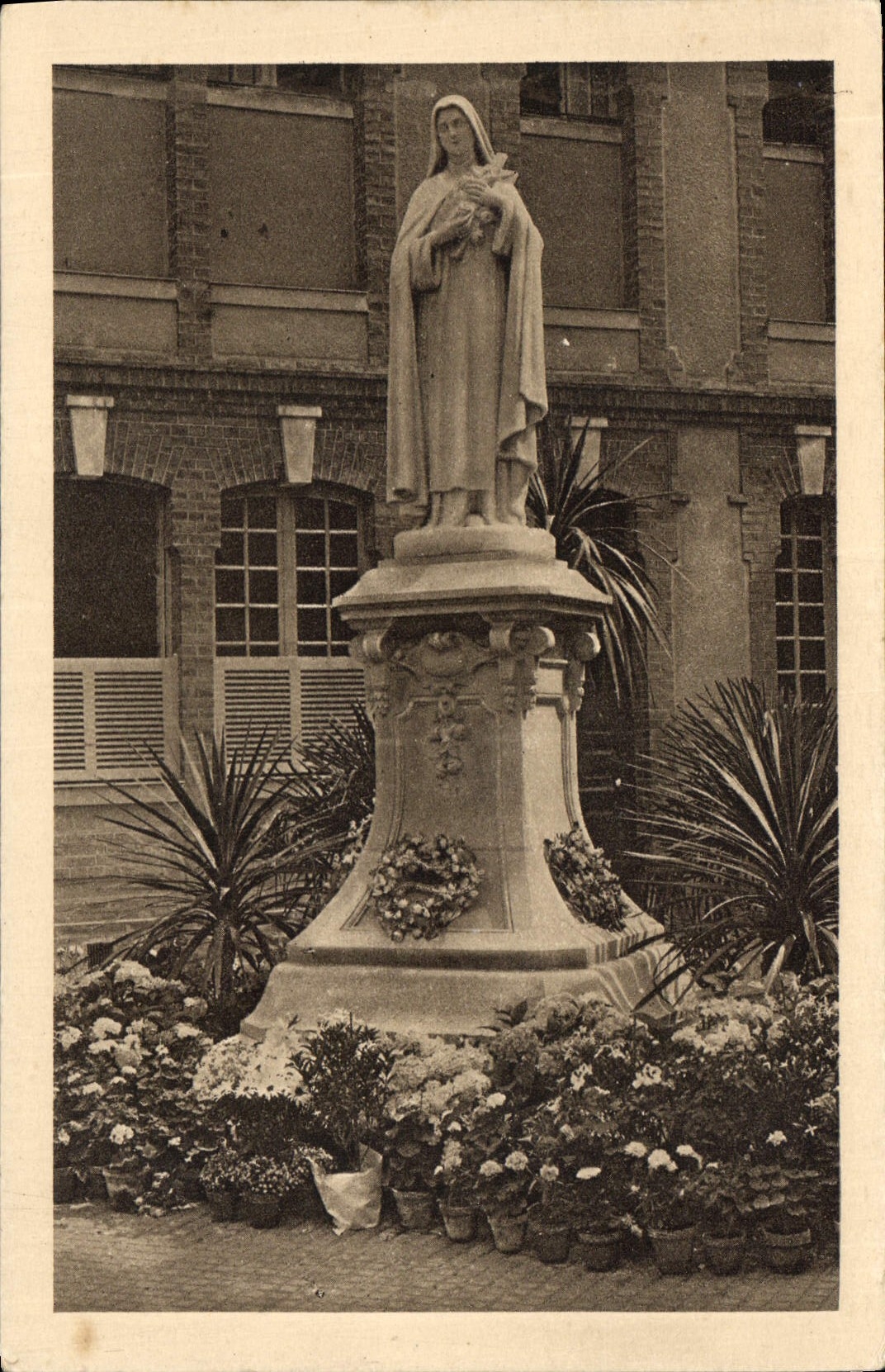 Statue de Sainte Thérèse de l'Enfant-Jésus — Carmel de Lilleux — éditeur non visible