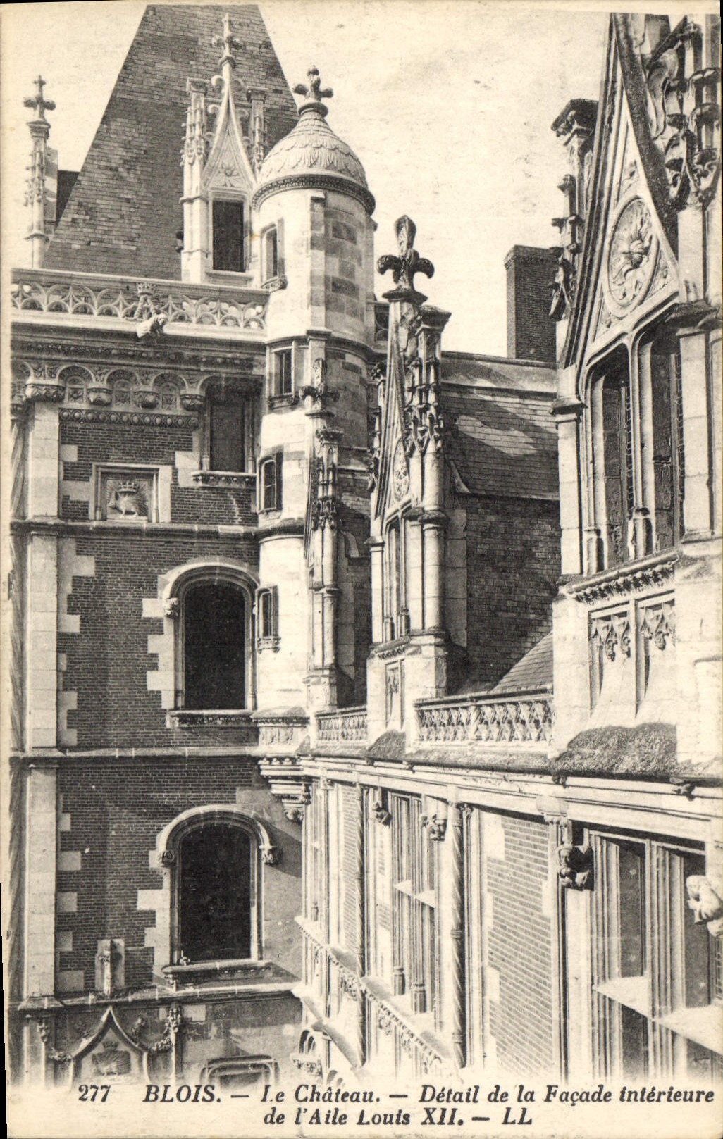 CPA Blois Le Chateau Detail de la Facade interieure de l'Aile Louis XII 