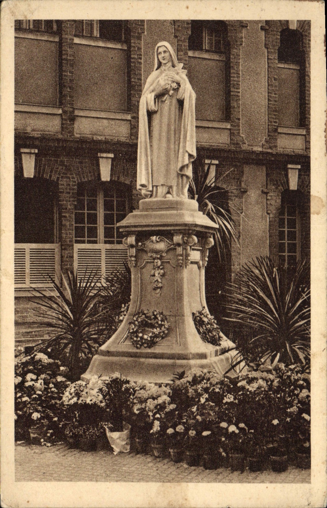 Statue de Sainte Thérèse de l'Enfant-Jésus — Chapelle du Carmel de Lisieux — Éditeur : Bois Sculpt.
