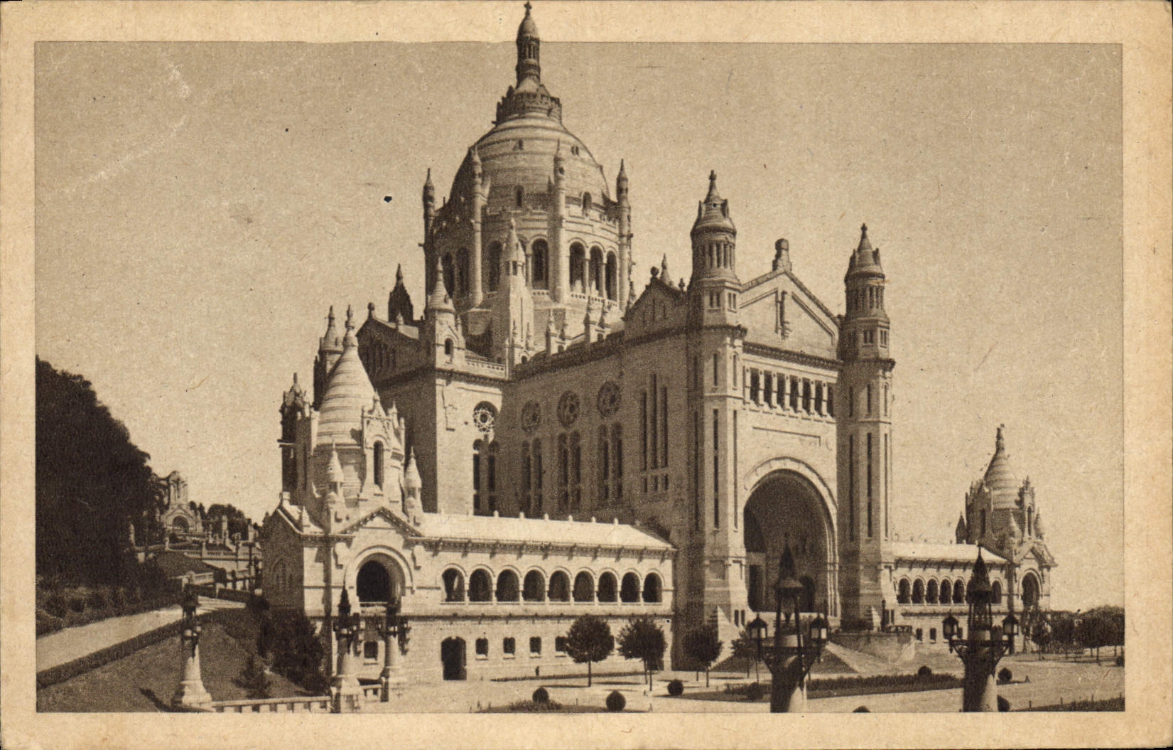 La Basilique de Lisieux — Vue d'ensemble — Décora, Daigne-Paris
