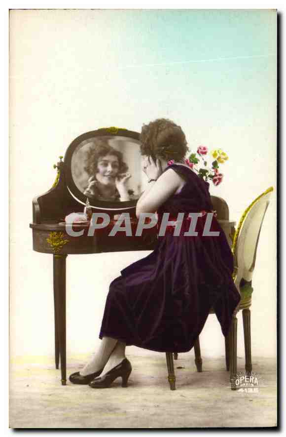 Femme en robe violette devant un miroir — éditeur Opera, n° 4135