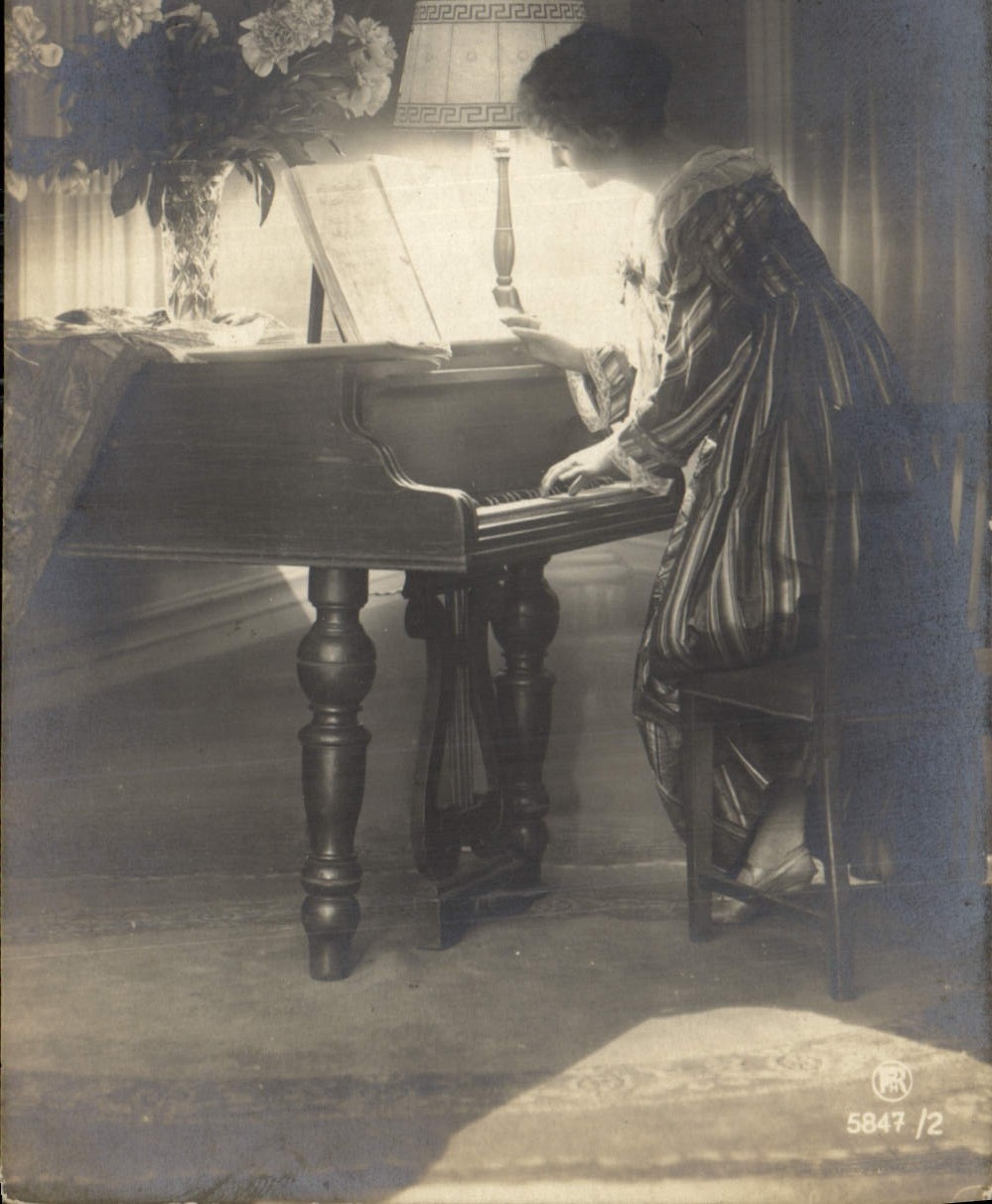 CPA Femme Piano