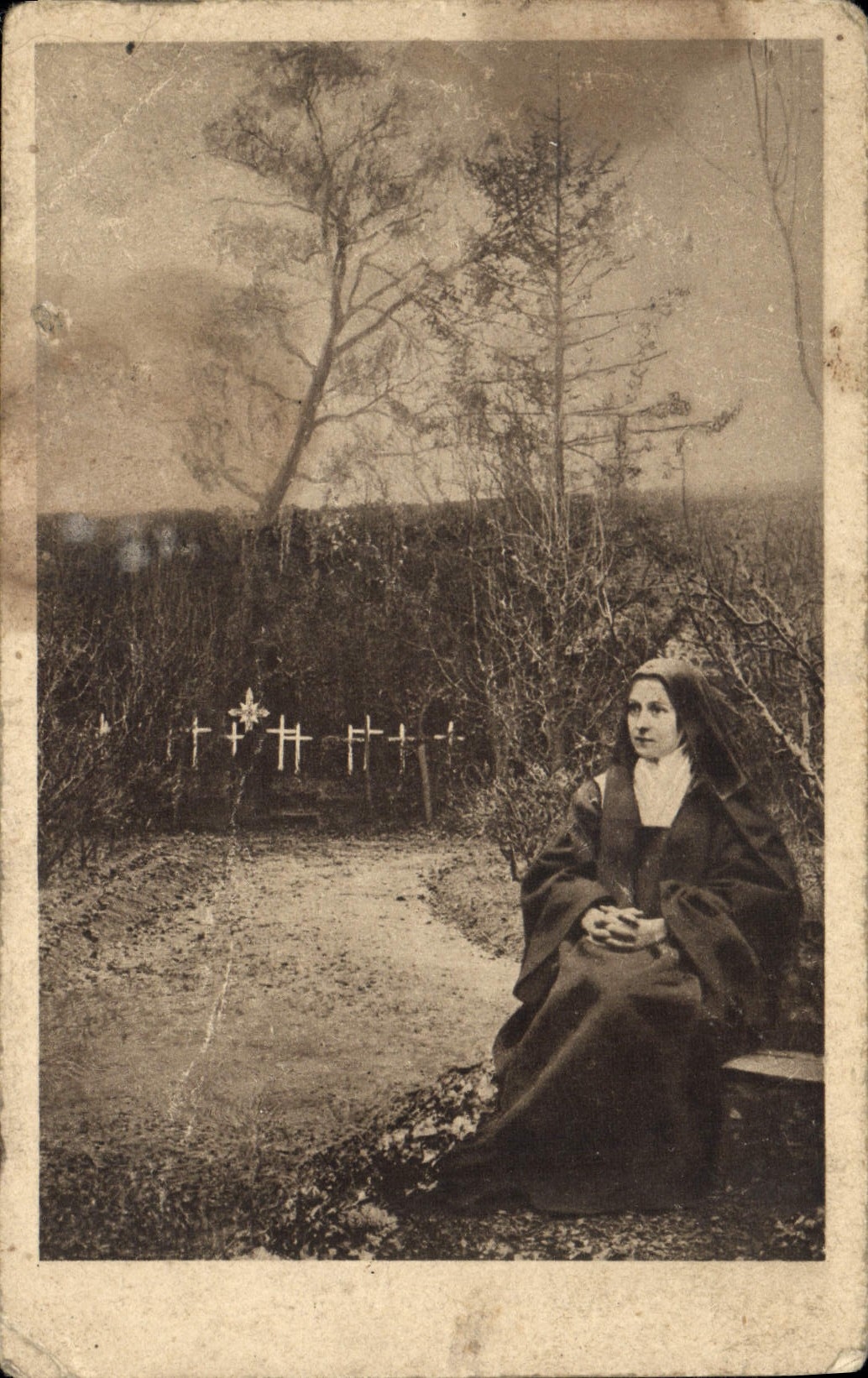 CPA Ste Therese de l'Enfant Jesus assise dans le jardin du Carmel 