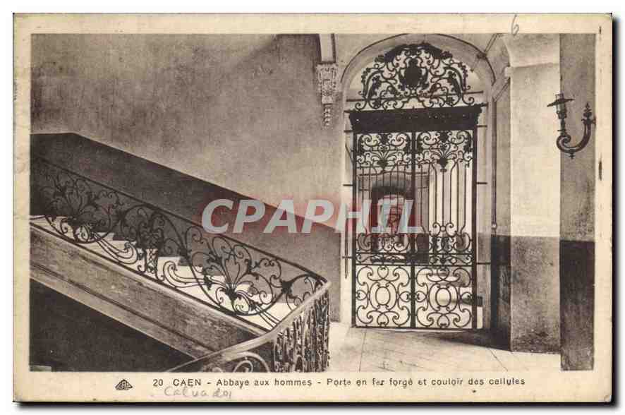 Caen - Abbaye aux hommes - Porte en fer forgé et couloir des cellules