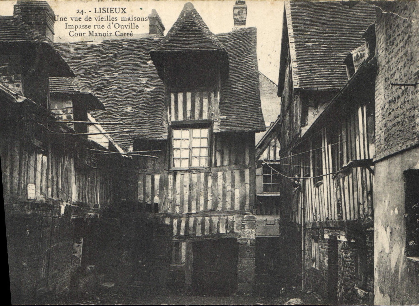 Lisieux — Vue de vieilles maisons, Impasse rue d'Ouville, Cour Manoir Carré — n°24