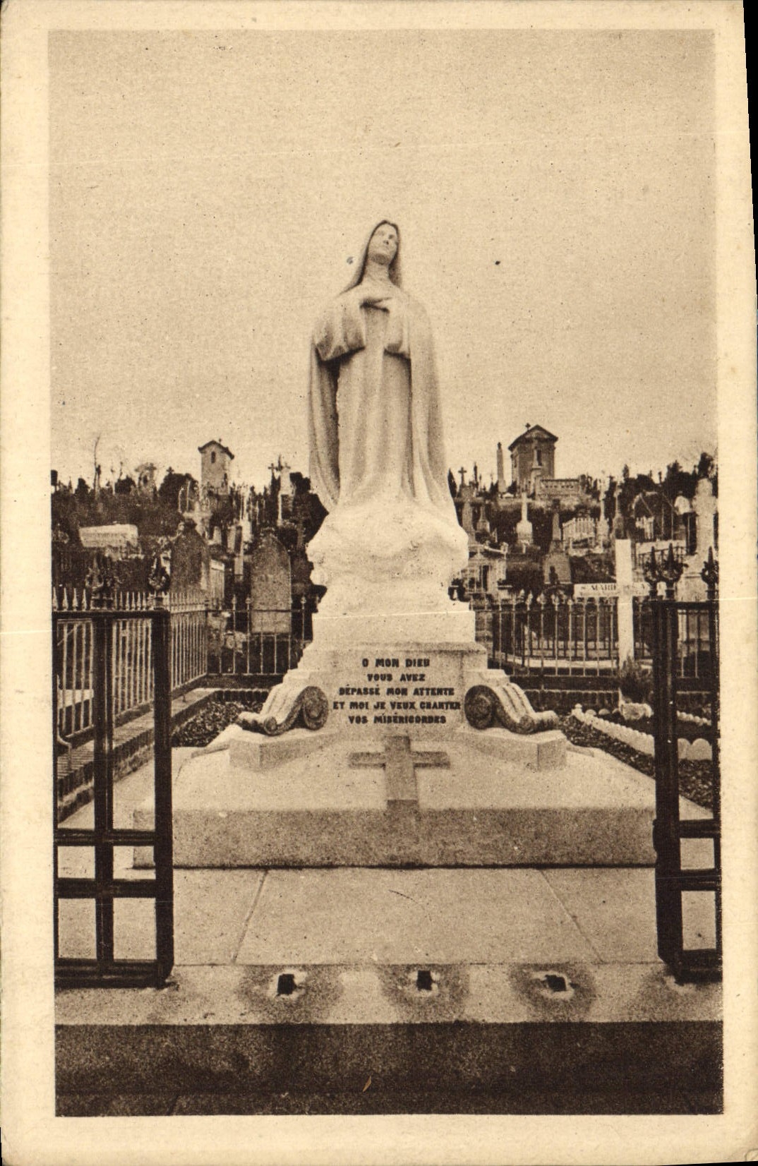 Statue de la Vierge Marie — monument funéraire — Lisières de l'Enfant-Jésus, Paris