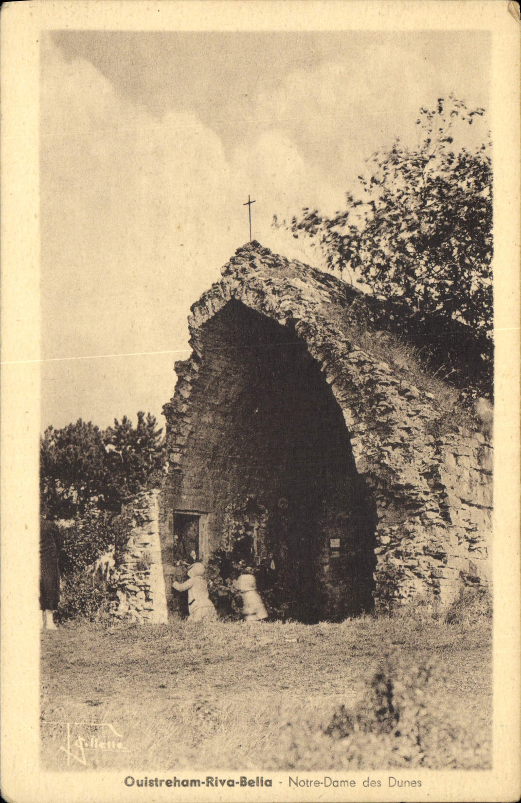 Ouistreham-Riva-Bella - Notre-Dame des Dunes — ruines d'une chapelle avec croix et deux personnes devant l'entrée