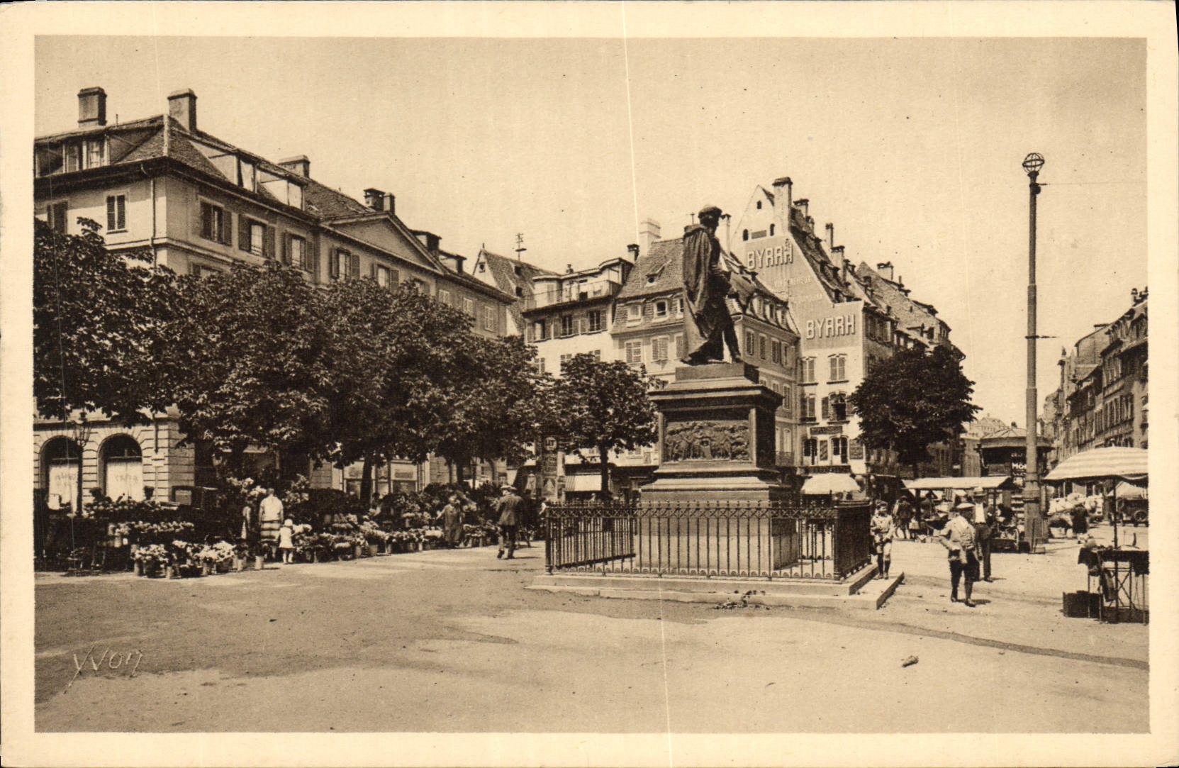 CPA Strasbourg Bas Rhin La Place Gutenberg et le Marche aux Fleurs 
