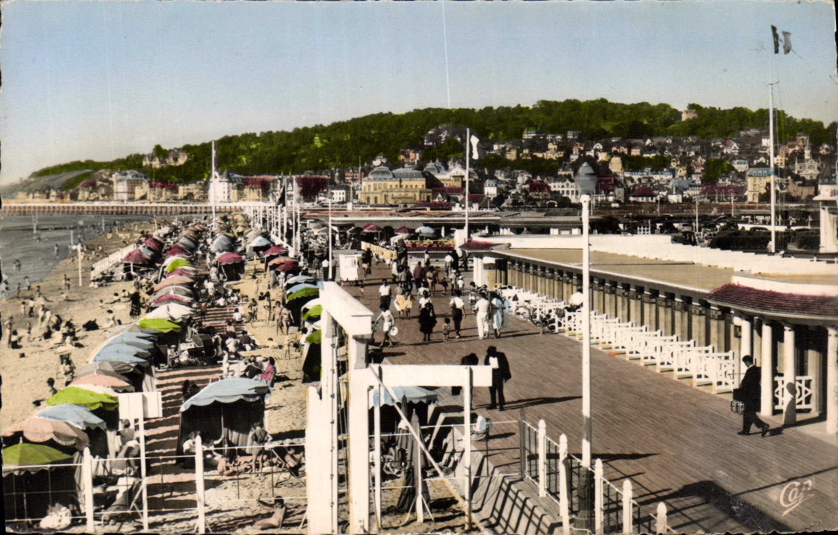 Deauville — La Plage Fleurie — Vue d'ensemble sur la Plage et la Ville — Réal-Photo