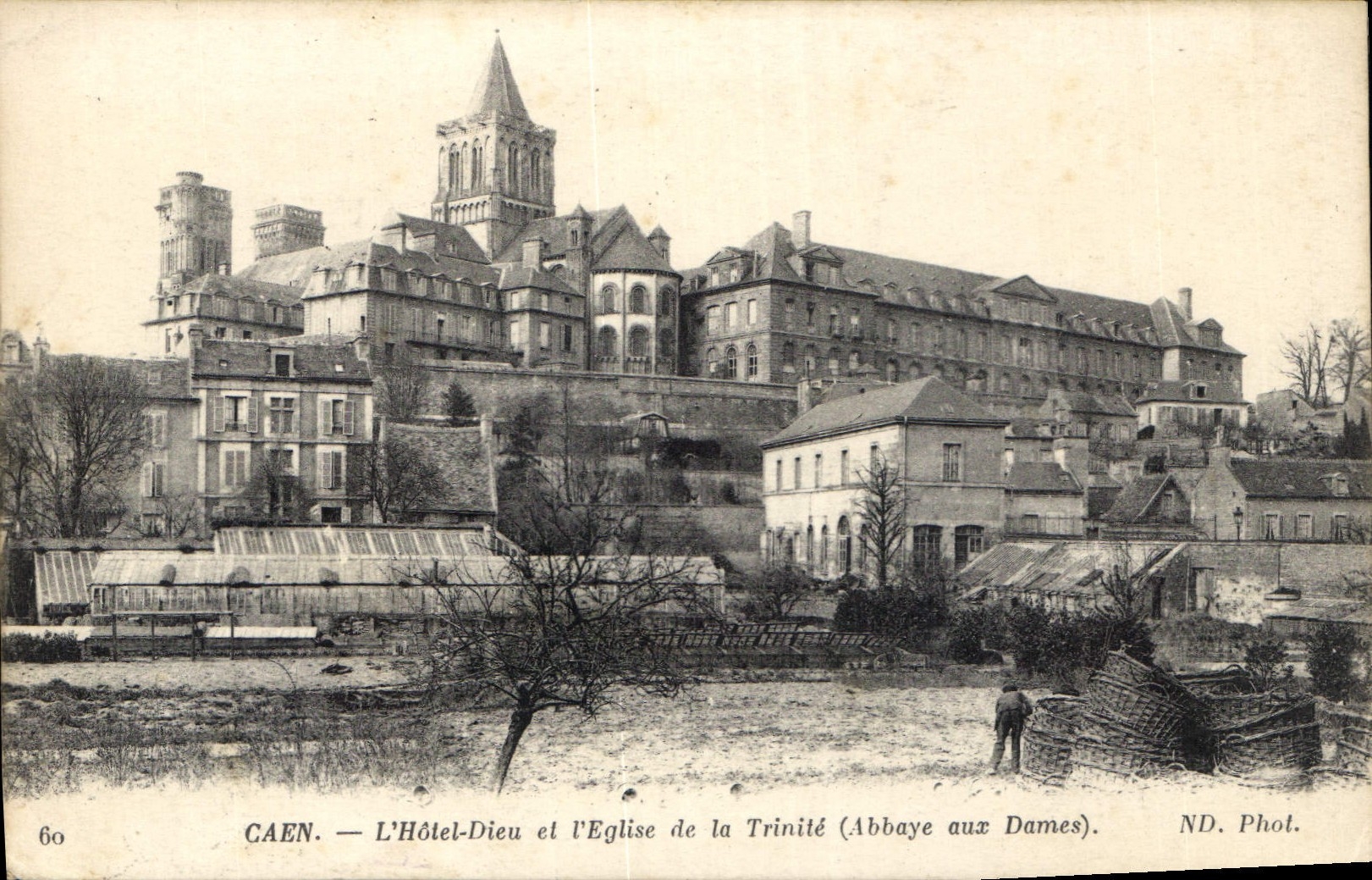 CPA Caen L'Hotel Dieu et l'Eglise de la Trinite Abbaye aux Dames 