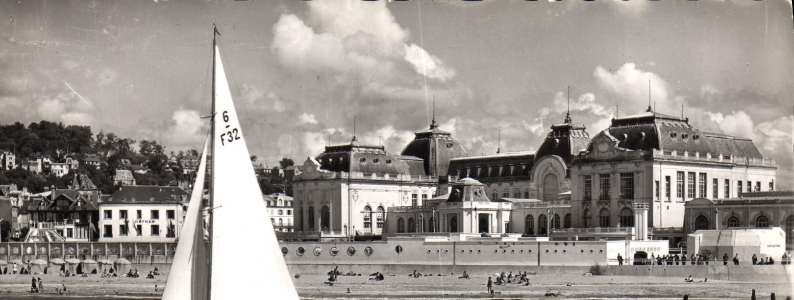 CPA Deauville Plage Fleurie Voiliers en Mer et le Casino de Trouville 