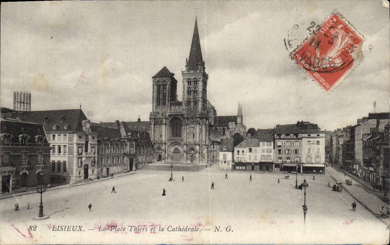 Lisieux — La Place Thiers et la Cathédrale — N.G.