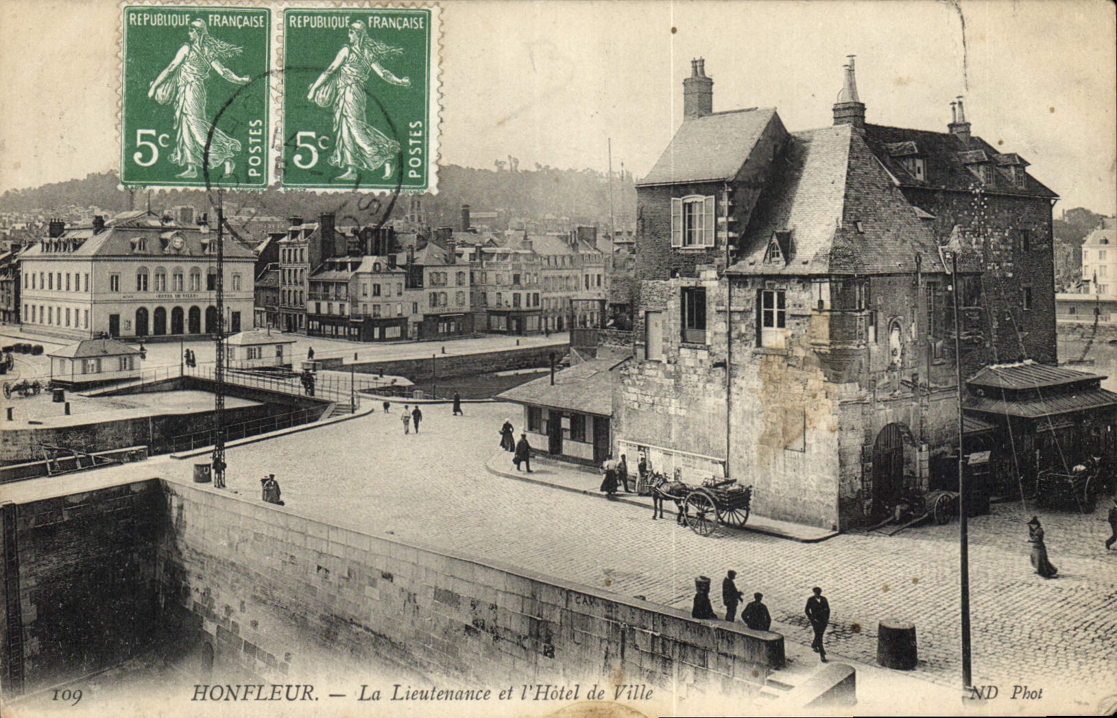 Honfleur — La Lieutenante et l'Hôtel de Ville — ND Phot, n°109