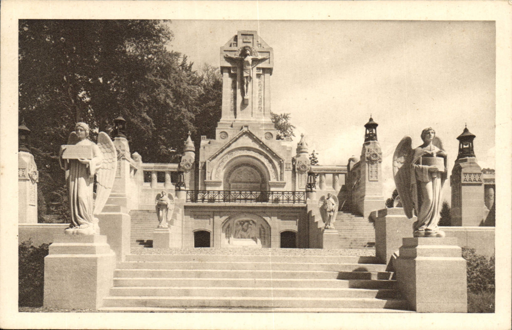 La Basilique de Lisieux — Le Chemin de Croix extérieur — Vue d'ensemble — Dreager-Paris