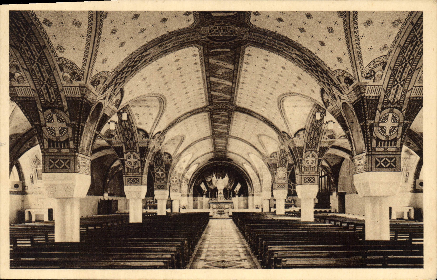La Basilique de Lisieux — La Crypte (vue générale) — Edition C. B. S. T., Lisieux