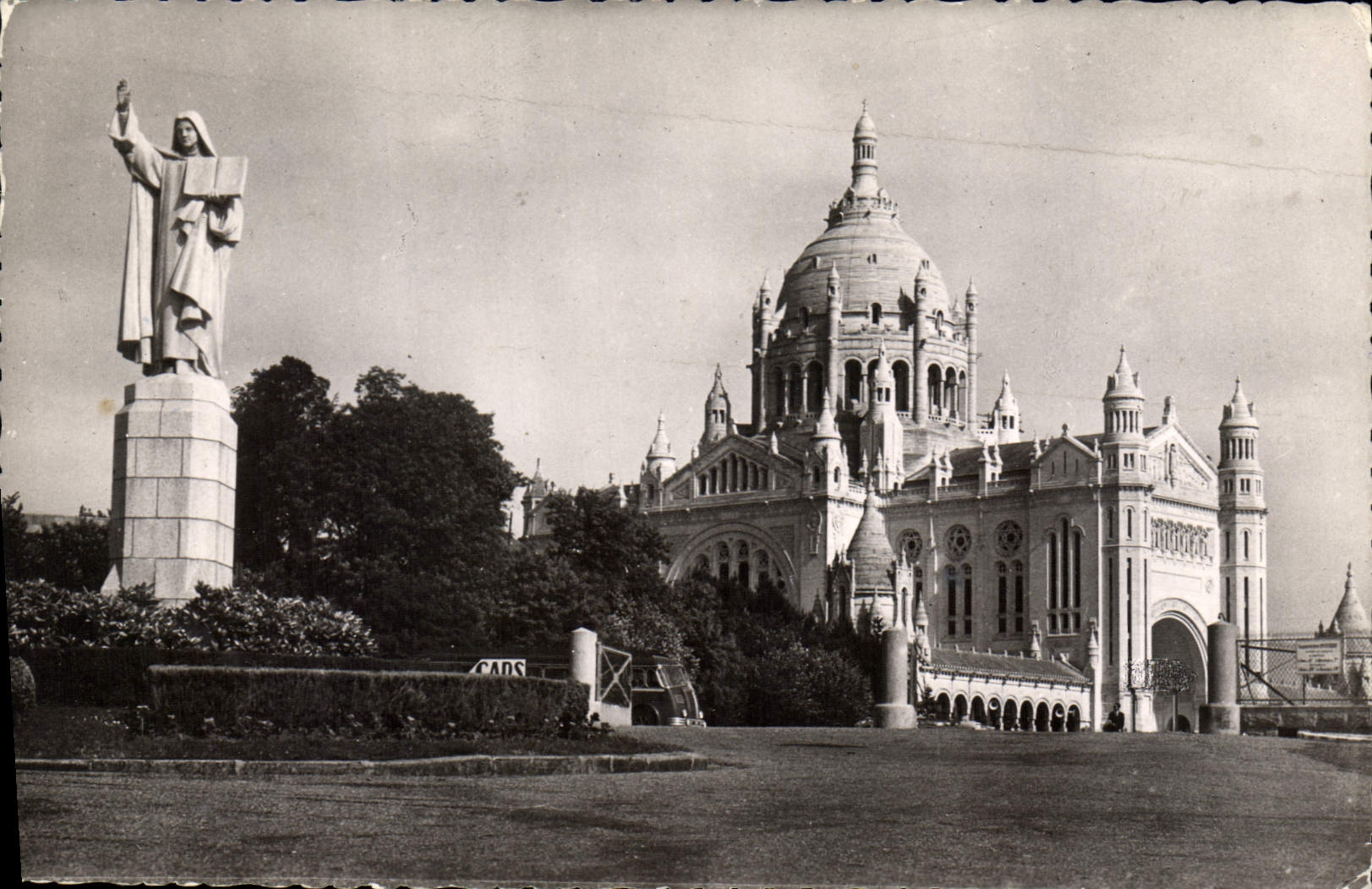 Basilique de Lisieux — Statue de Sainte-Thérèse à l'entrée du Parvis — Éditeur CADS