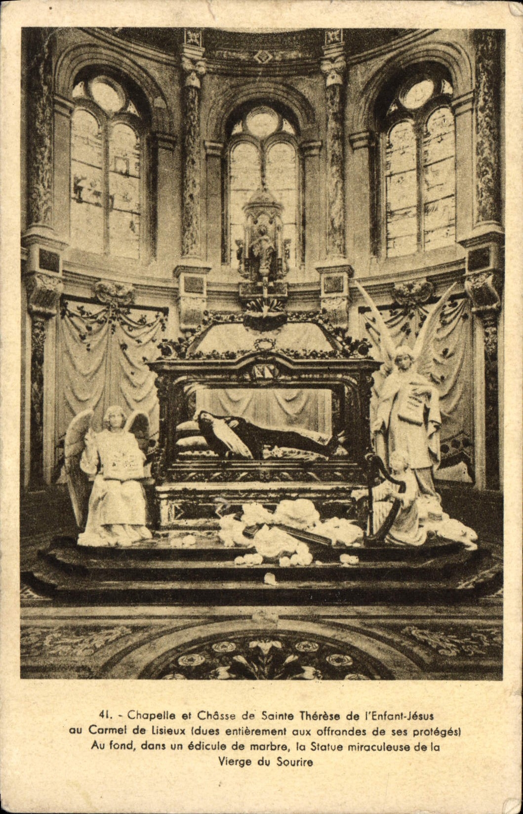 Chapelle et Châsse de Sainte Thérèse au Carmel de Lisieux — Statue miraculeuse de la Vierge du Sourire au fond