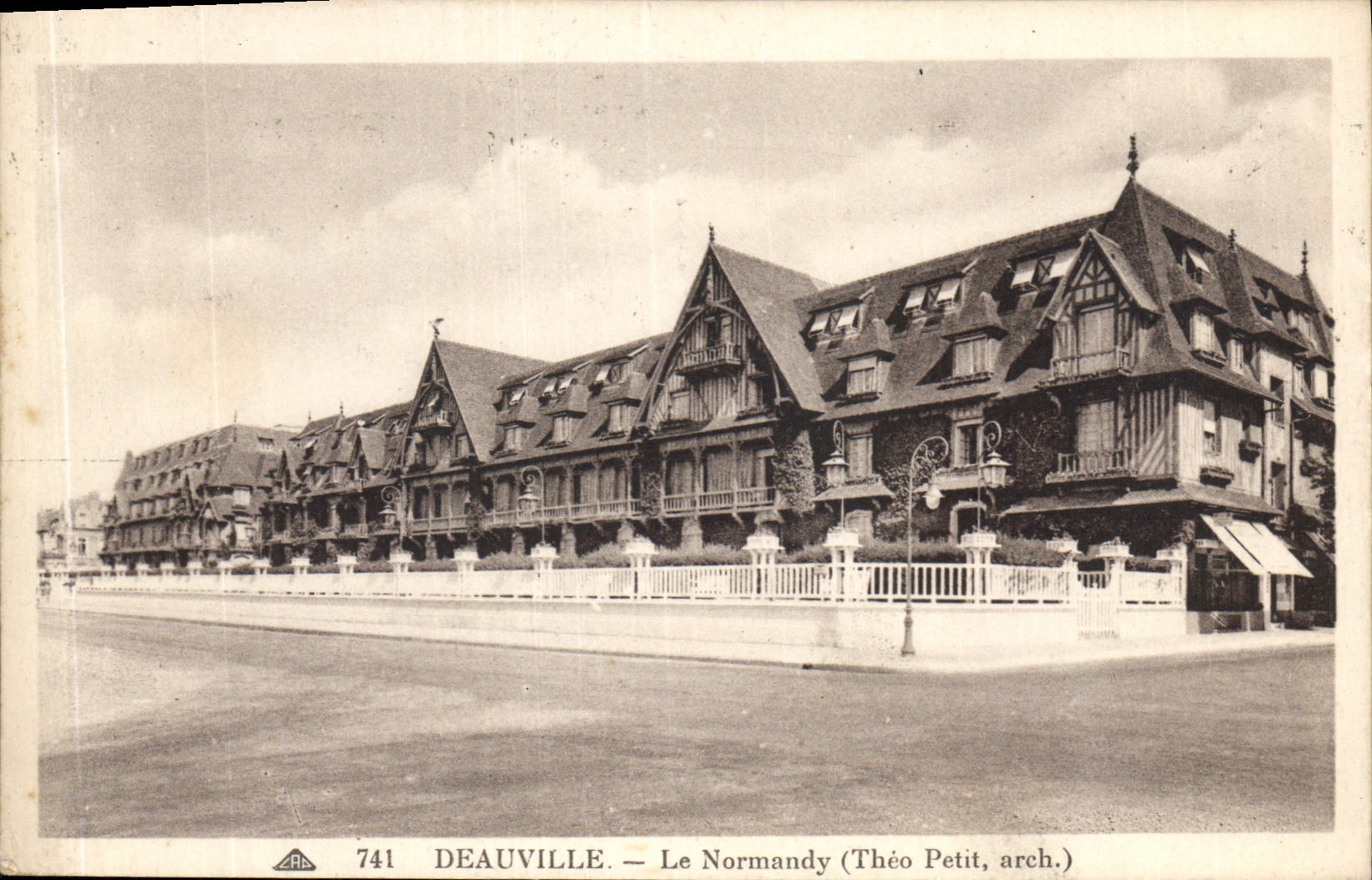 Deauville — Le Normandy (Théo Petit, arch.)