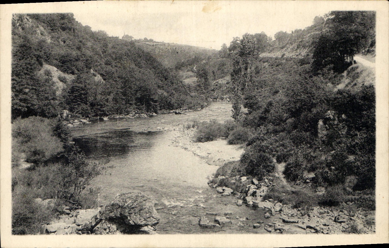 Gorgilles (Indre) — La Vallée de la Creuse vue du Pont Noir — Éditeur Vve Paaud, T.C.F. Hôtel George Sand