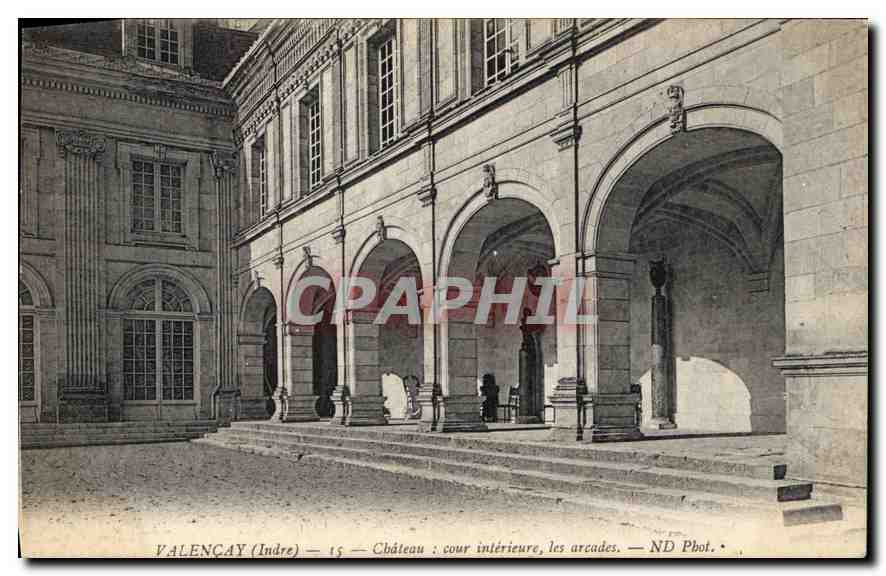 CPA Valencay Indre Chateau cour interieure les arcades 