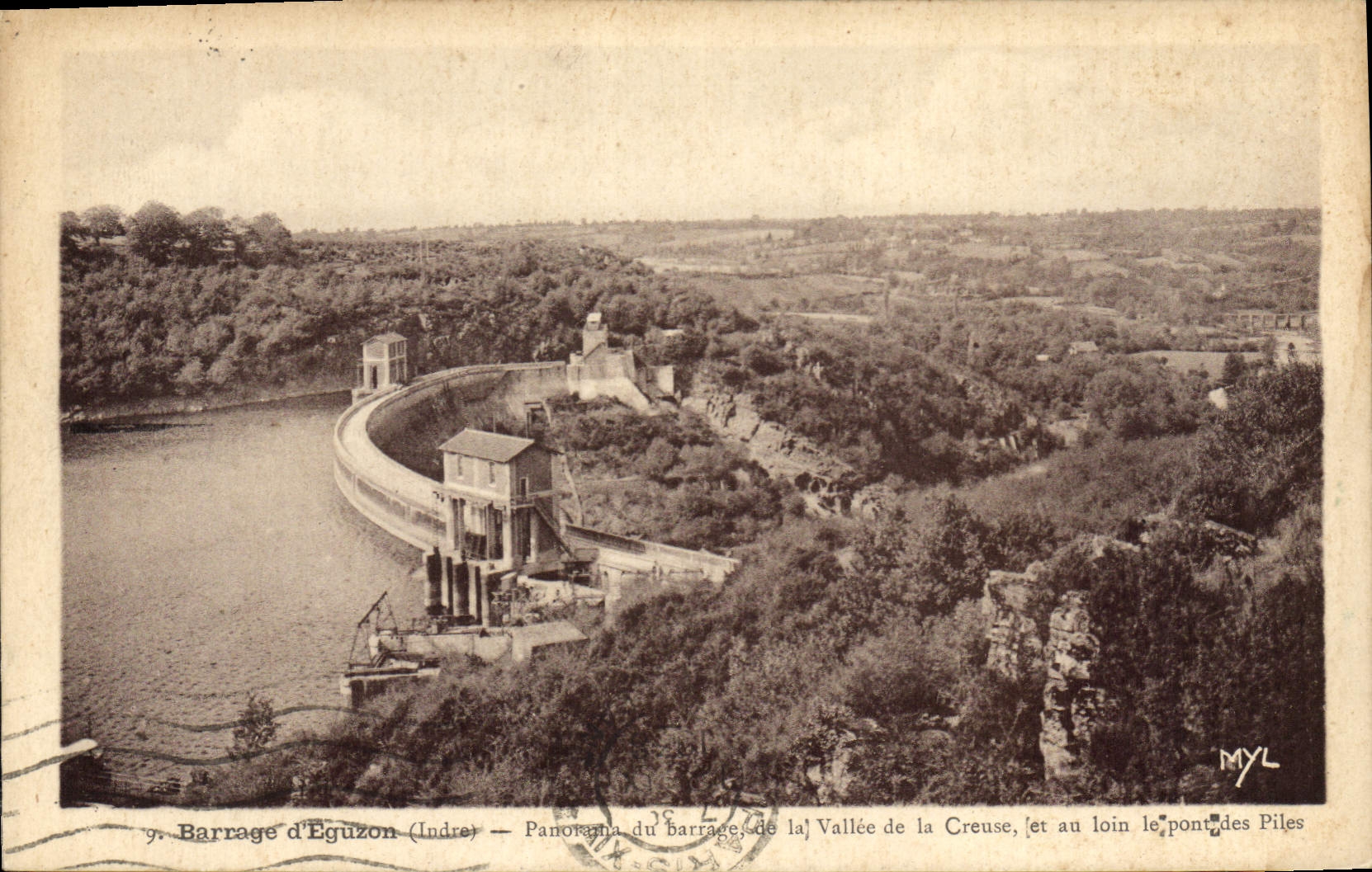 Barrage d'Eguizon (Indre) — Panorama du barrage, de la Vallée de la Creuse, et au loin le pont des Piles — MYL