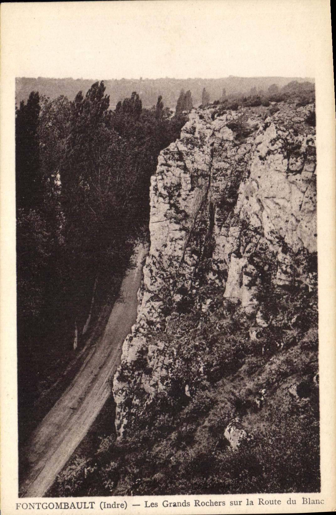 CPA Fontgombault Indre Les Grands Rochers sur la Route du Blanc 