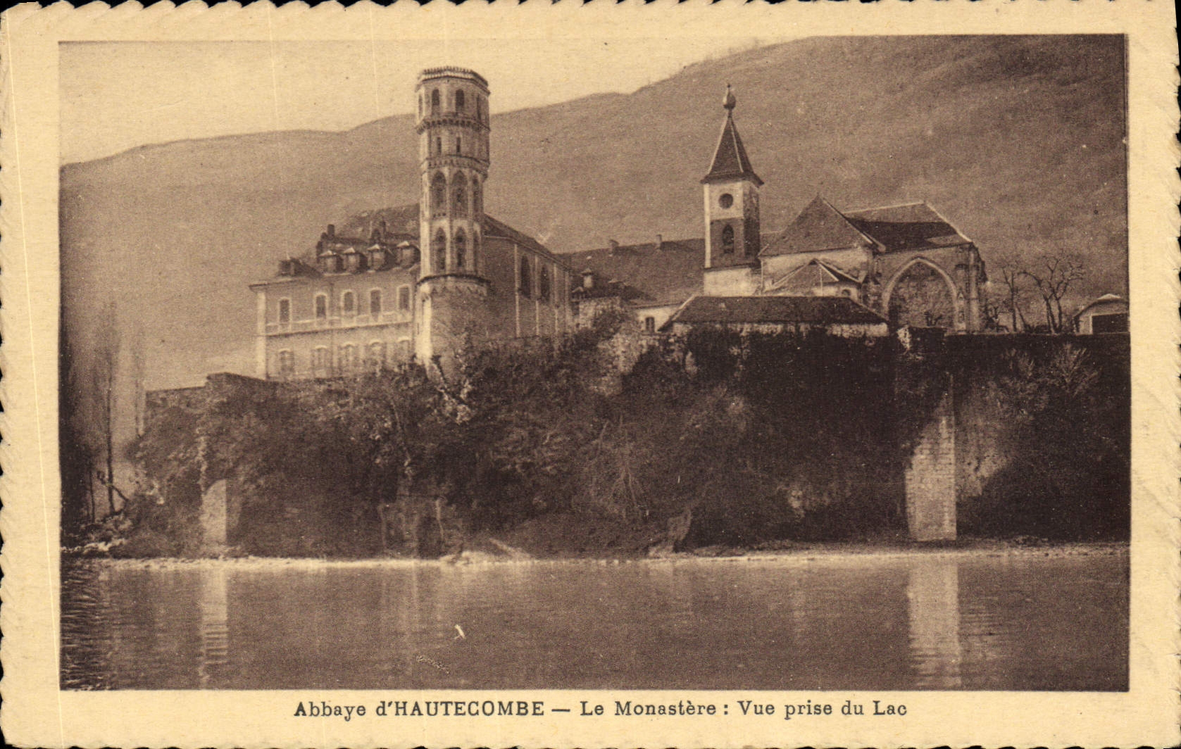 CPA Abbaye d'Hautecombe Le Monastere Vue prise du Lac 