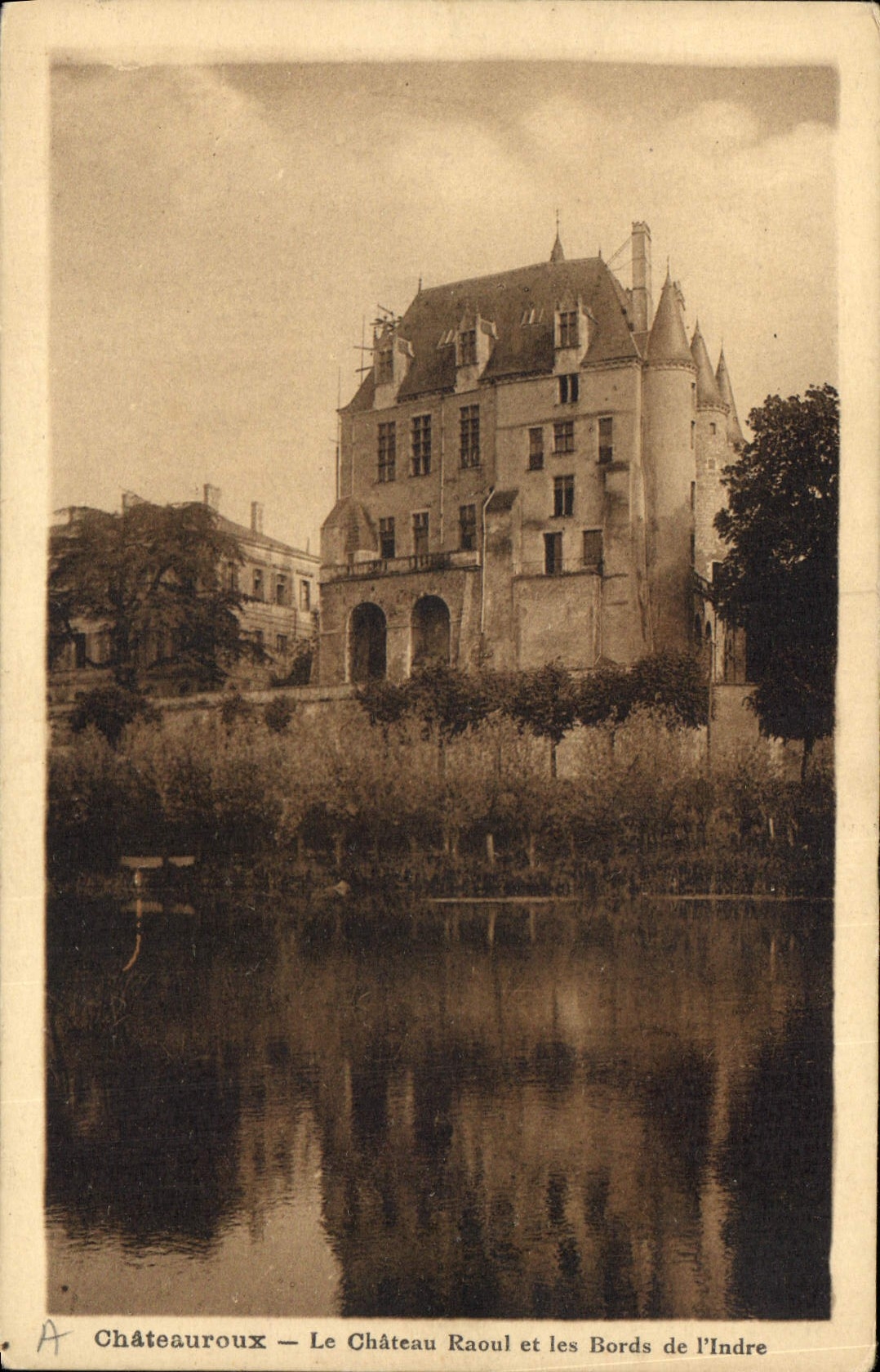 CPA Chateauroux Le Chateau Raoul et les Bords de l'Indre 