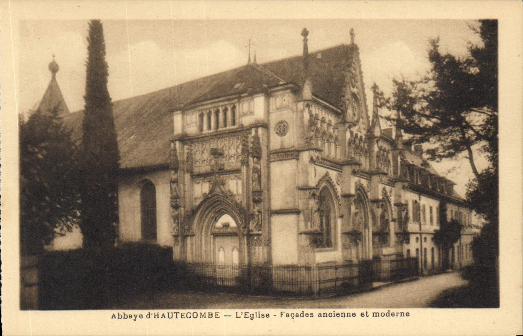 CPA Abbaye d'Hautecombe L'Eglise Facades ancienne et moderne 