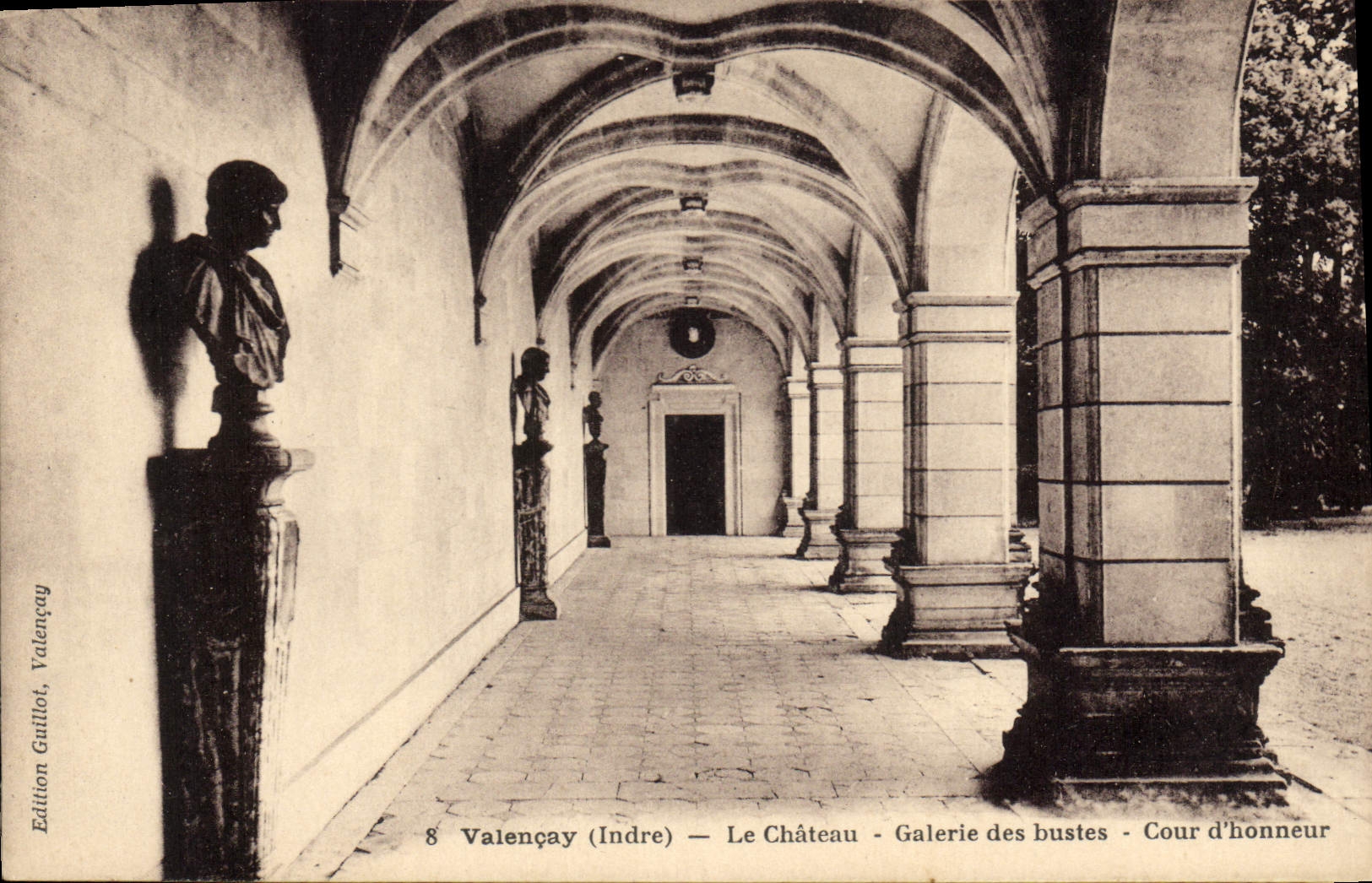 Valençay (Indre) — Le Château — Galerie des bustes — Cour d'honneur