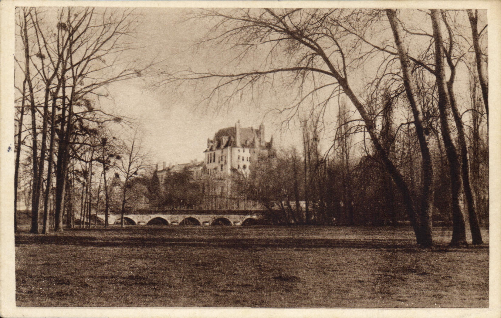 CPA Chateauroux Indre Le Chateau Raoul et la Prairie 