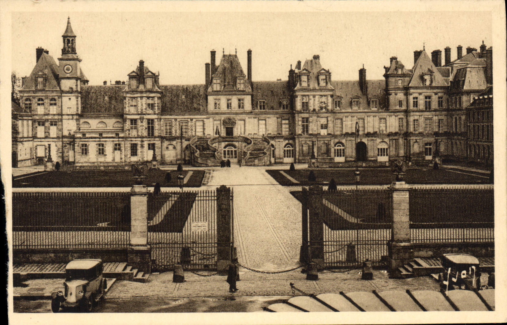 Fontainebleau (S.-et-M.) — Das Schloss - Cour des Adieux — Éditions d'Alèvyn