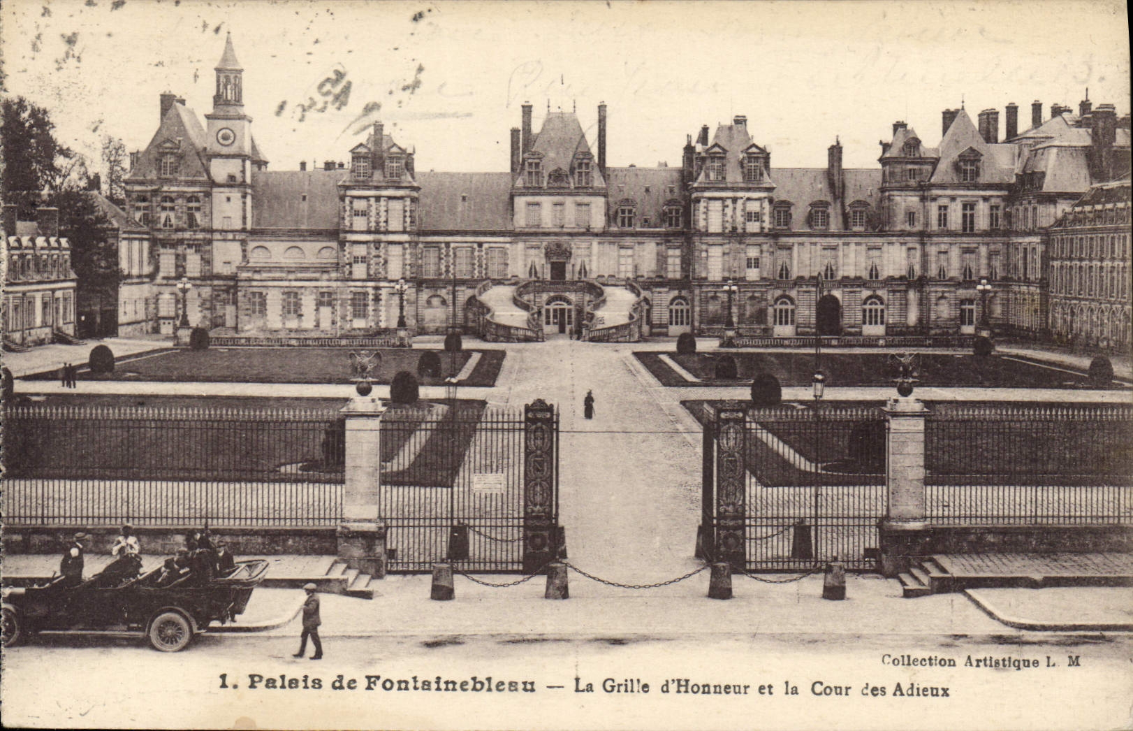 Palais de Fontainebleau — La Grille d'Honneur et la Cour des Adieux — Collection Artistique L. M.