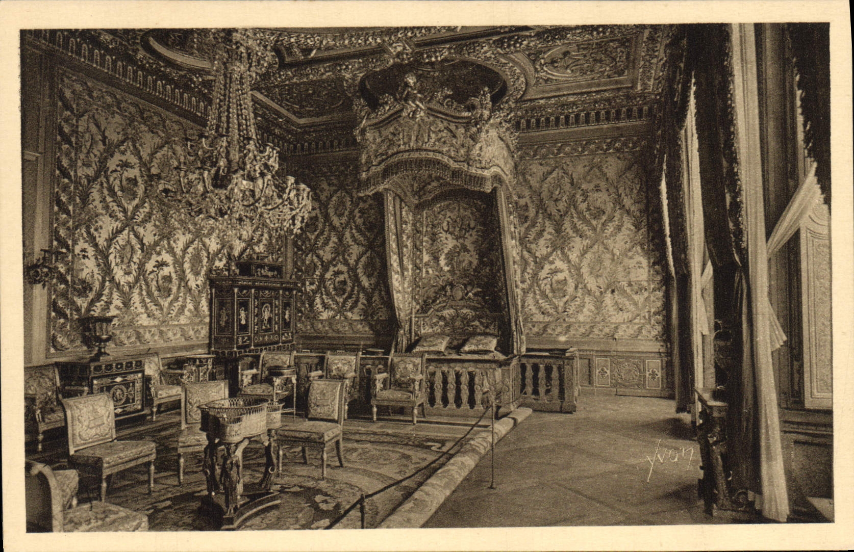 Chamber of the Queens and Empresses — Palace of Fontainebleau — Art Edition YVON