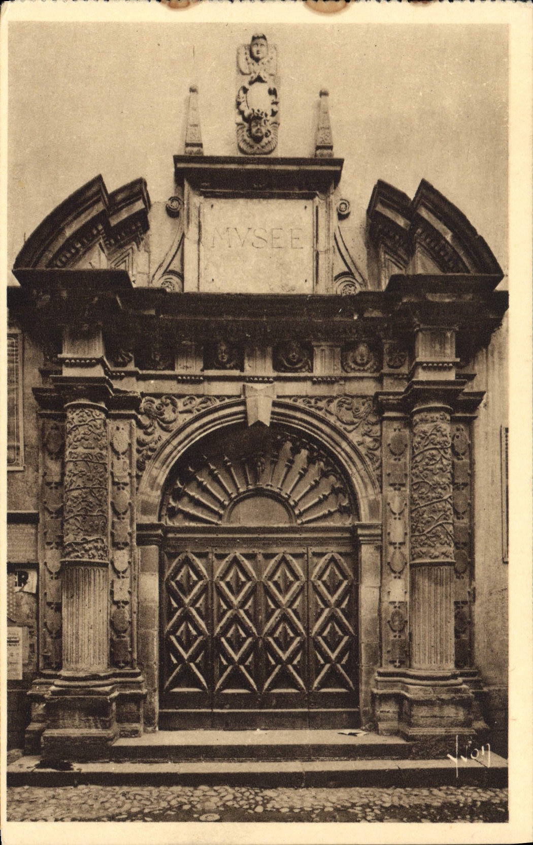 CPA Aurillac Cantal Porte d'entree du musee de peinture et de sculpture 