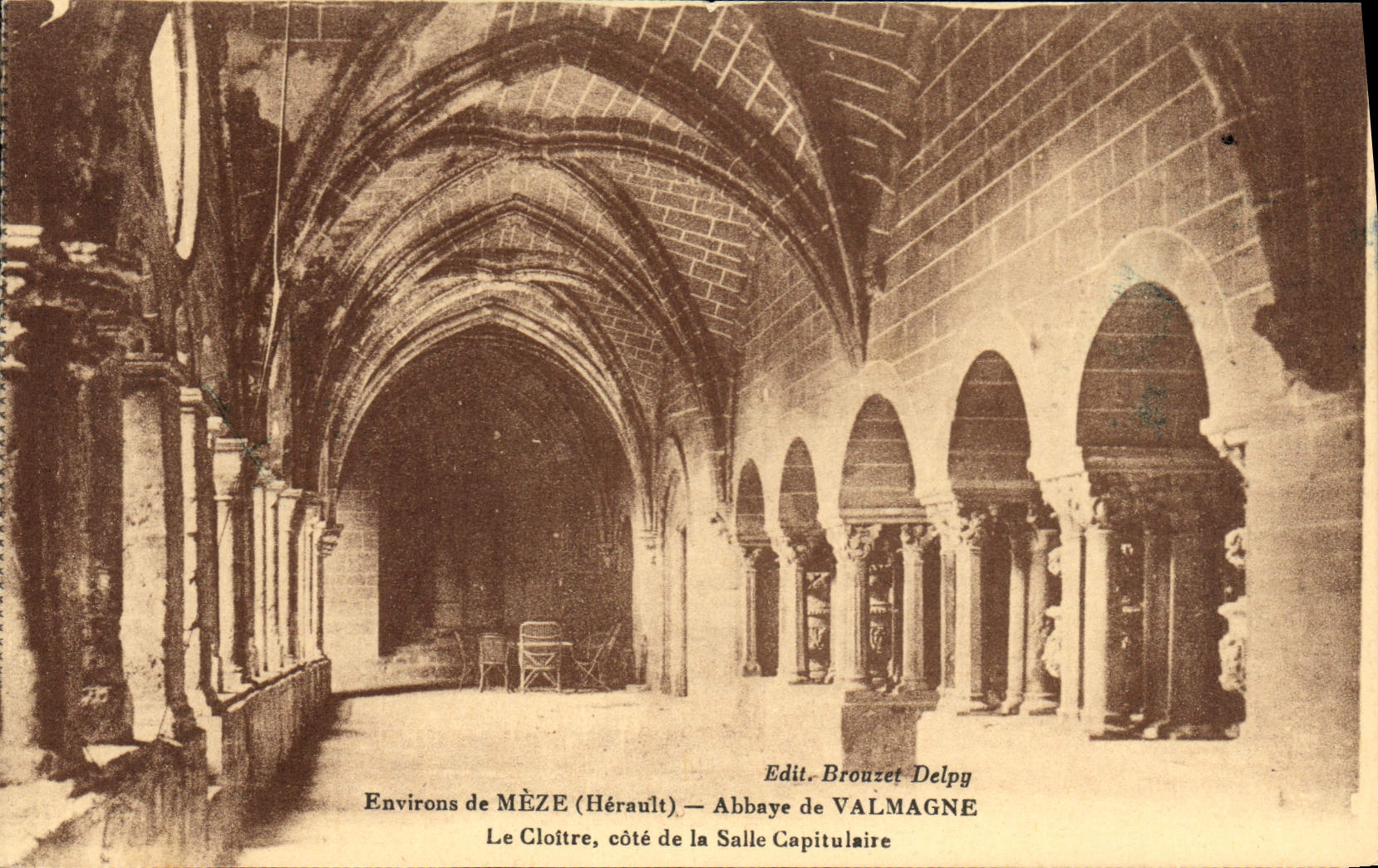 CPA Environs de Meze Herault Abbaye de Valmagne Le Cloitre cote de la Salle Capitulaire 