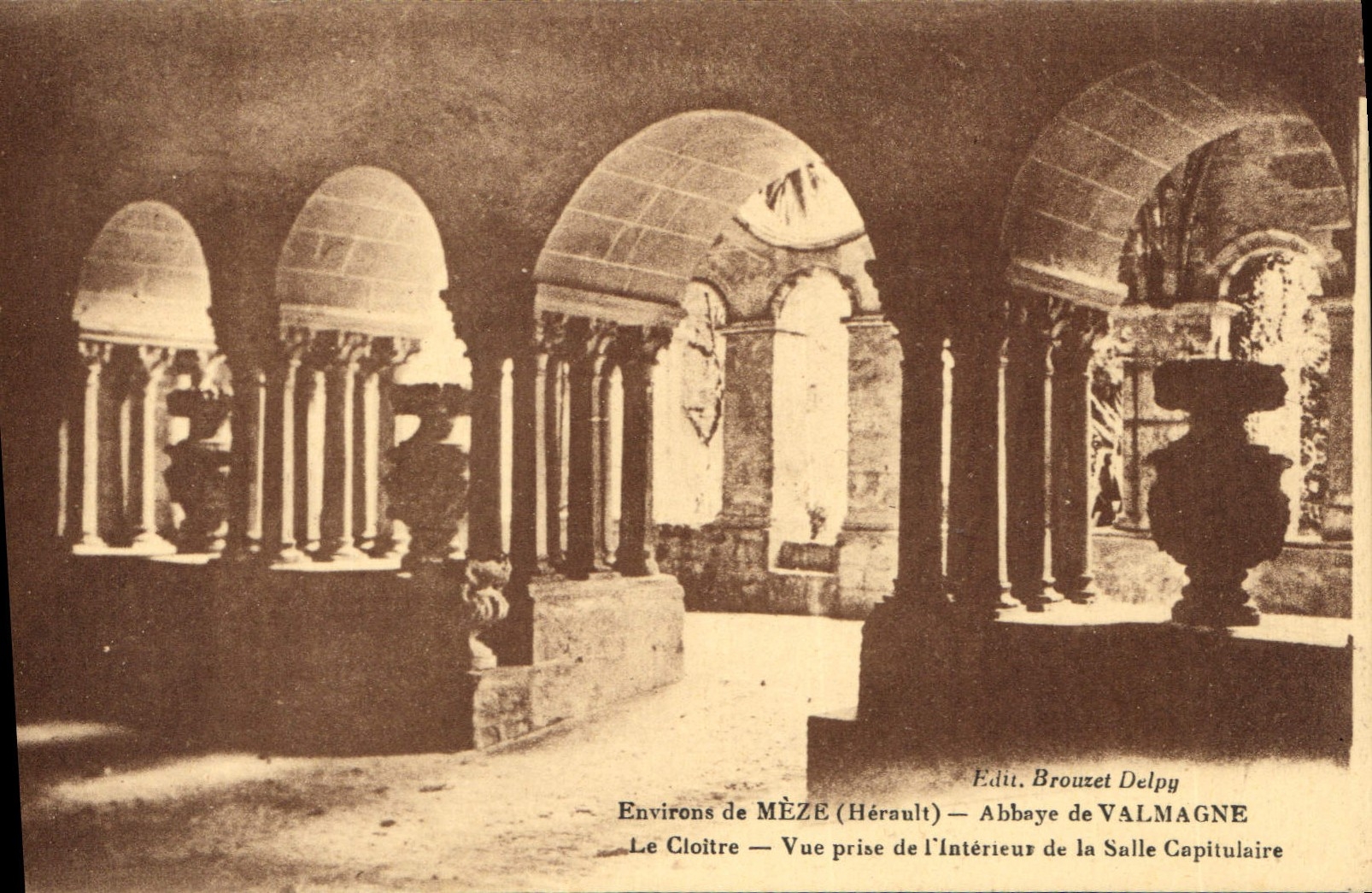 CPA Environs de Meze Herault Abbaye de Valmagne Le Cloitre Vue prise de l'interieur de la Salle Capi