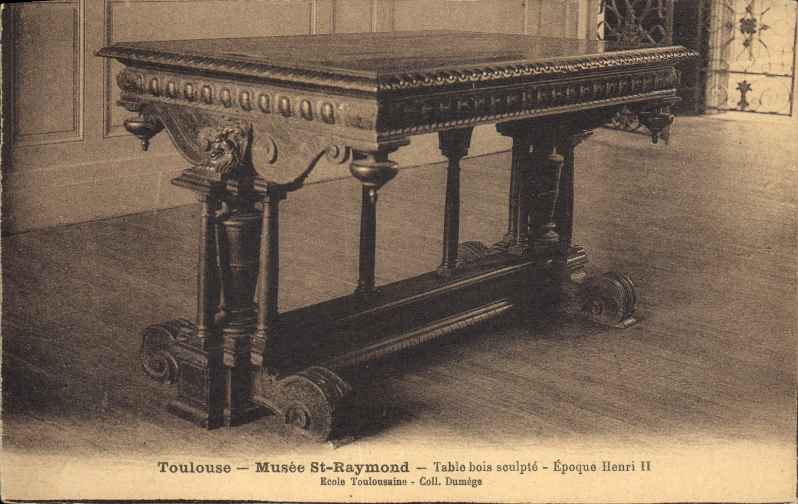 Toulouse — Musée St-Raymond — Table bois sculpté — Époque Henri II