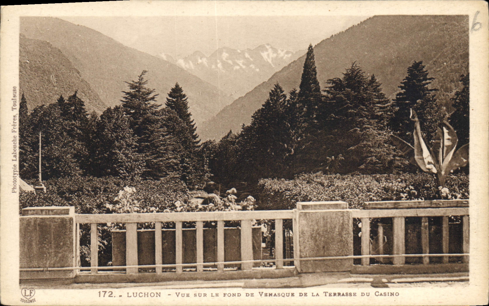 CPA Luchon Vue sur le Fond de Verasque de la Terrasse du Casino 
