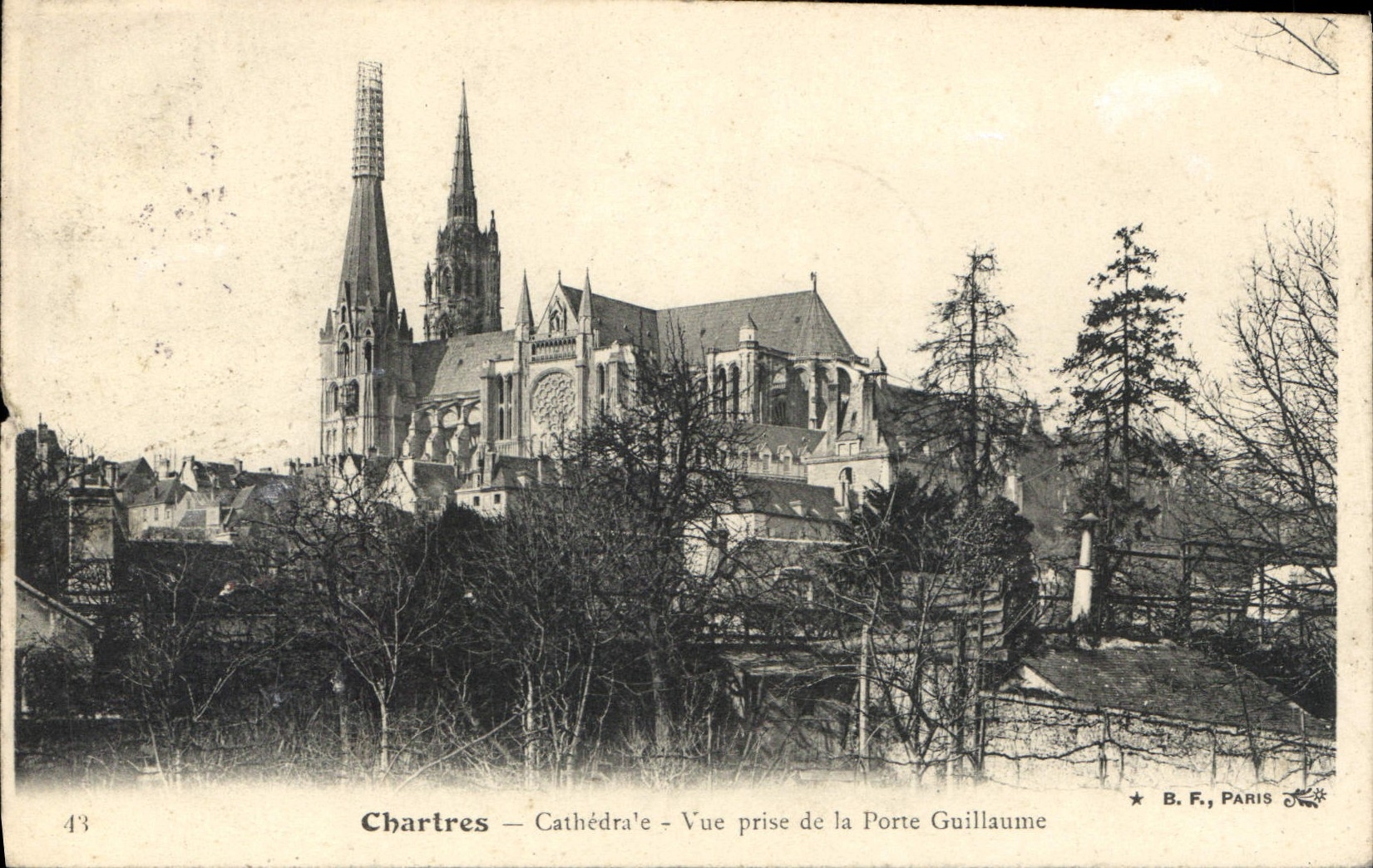 Chartres — Cathédrale — Vue prise de la Porte Guillaume — B. F., Paris