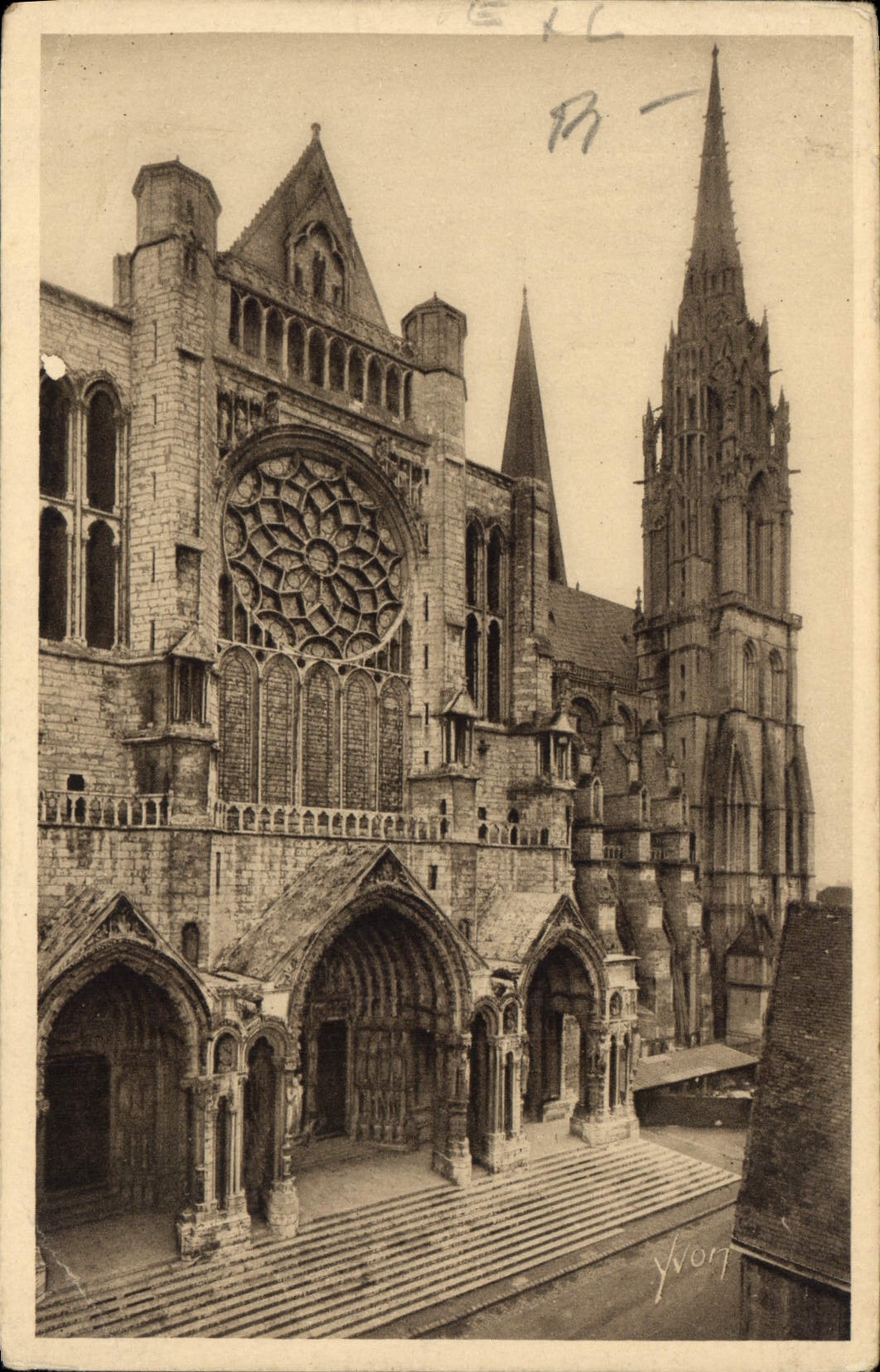 CPA Chartres Eure et Loir Le Portail Nord et la Fleche 