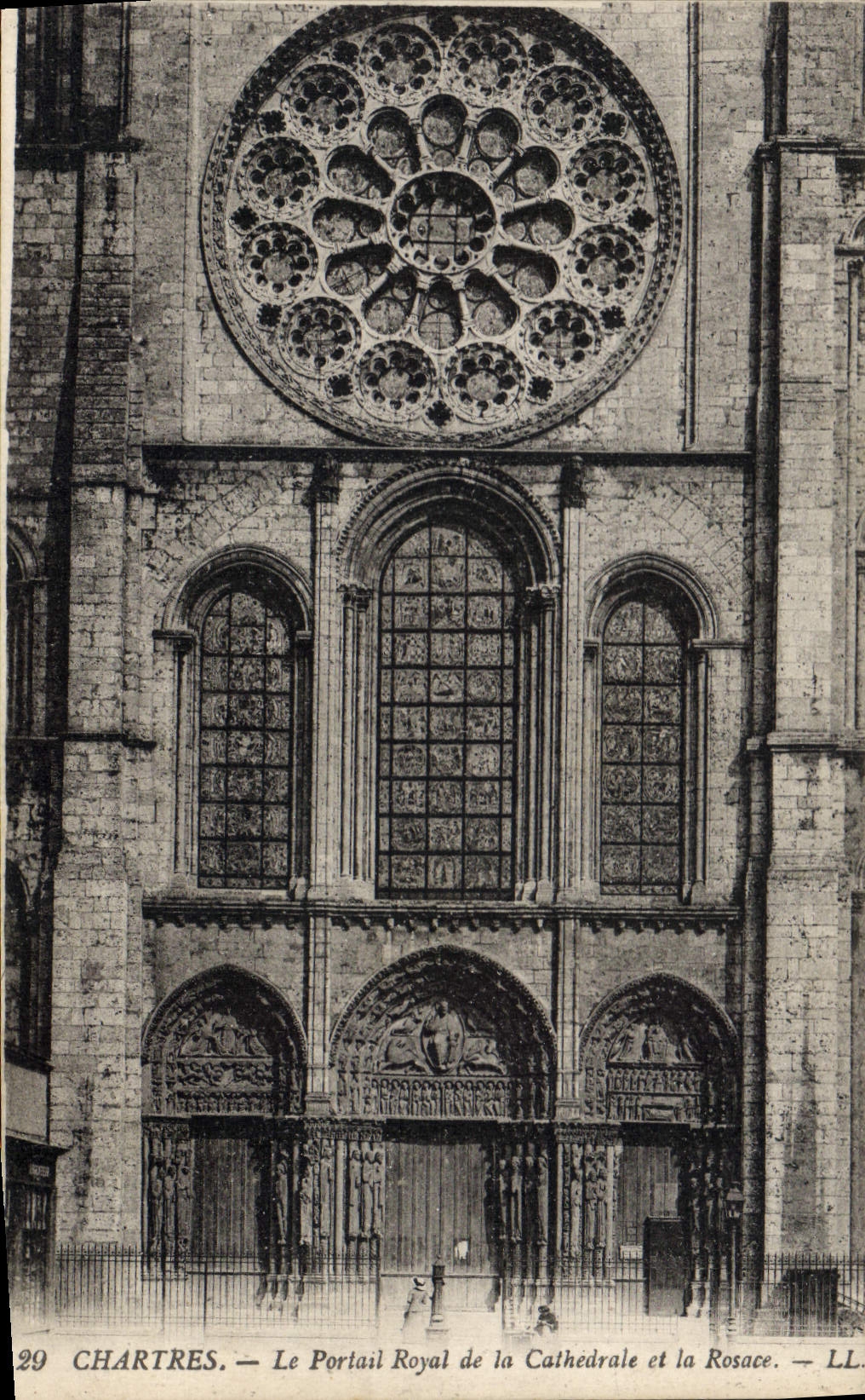 Chartres — Le Portail Royal de la Cathédrale et la Rosace — LL