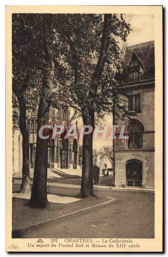 CPA Chartres la Cathedrale un Aspect du Portail Sud et Maison du XIII siecle 