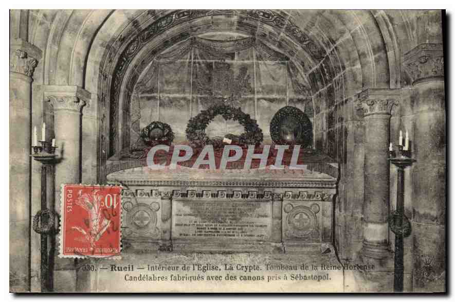 CPA Rueil Interieur de l'eglise la Crypte Tombeau de la Reine Candelabres Fabriques avec des canons 
