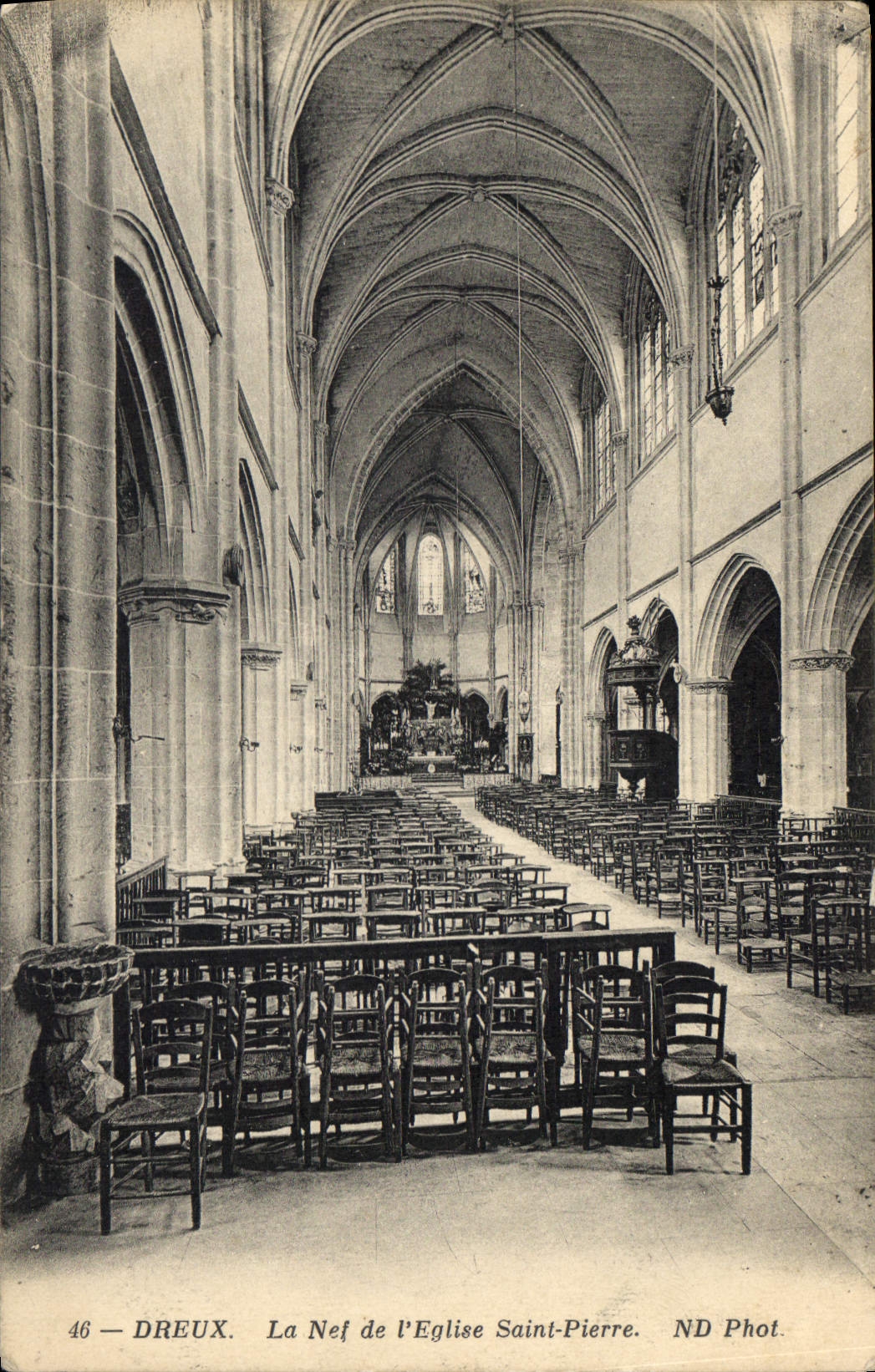 Dreux — La Nef de l'Église Saint-Pierre — ND Phot.