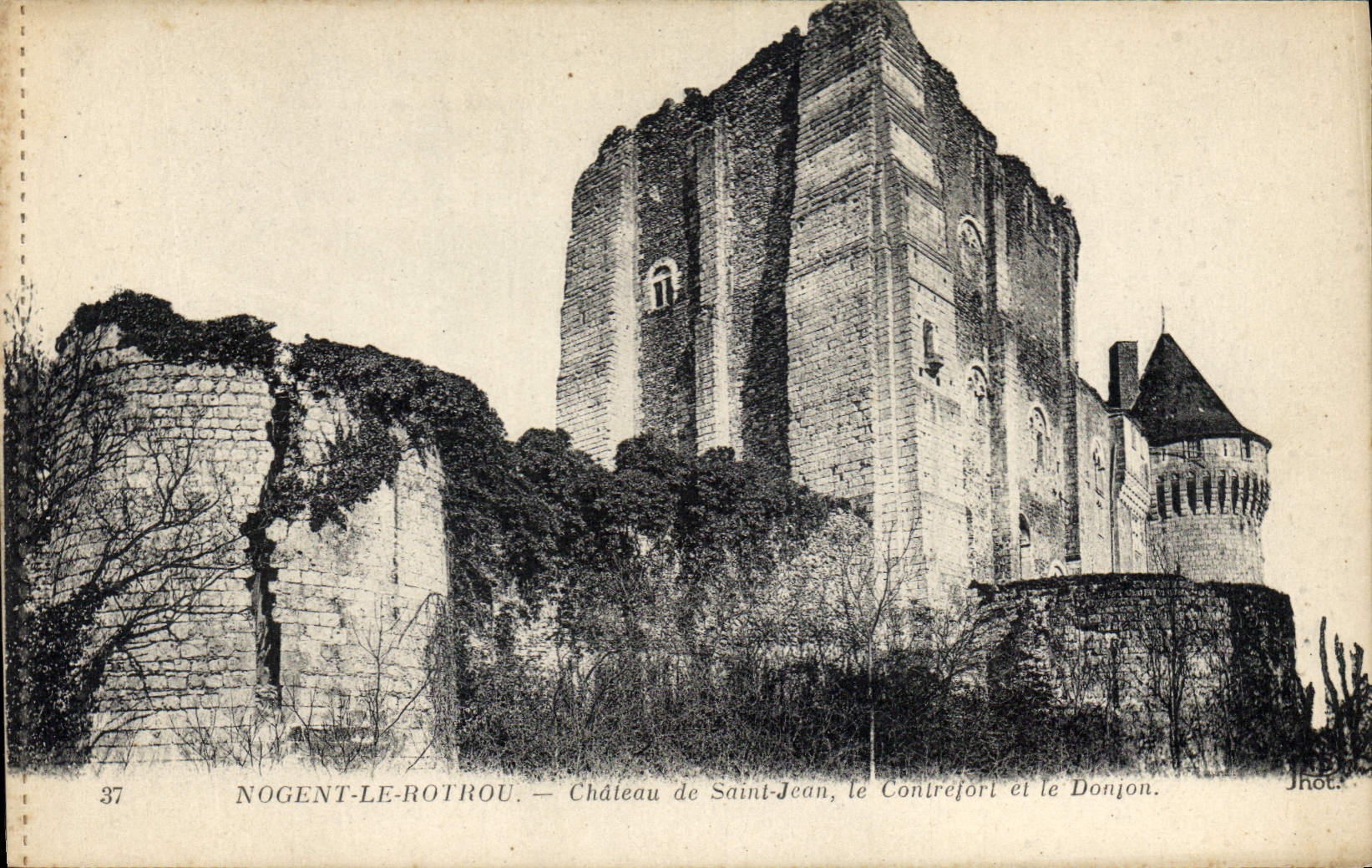 Nogent-le-Rotrou — Château de Saint-Jean, le Contrefort et le Donjon — Jhot.